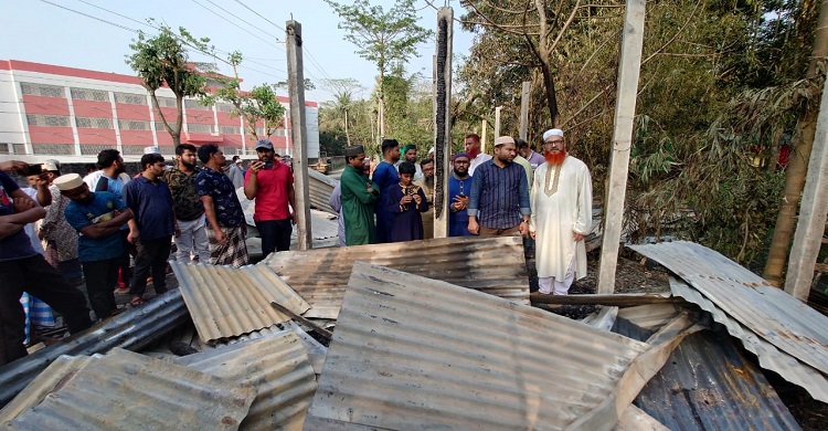 হাইমচরে অগ্নিকাণ্ডে ক্ষতিগ্রস্ত ব্যবসায়ীদের পাশে জেলা জামায়াতের সেক্রেটারী