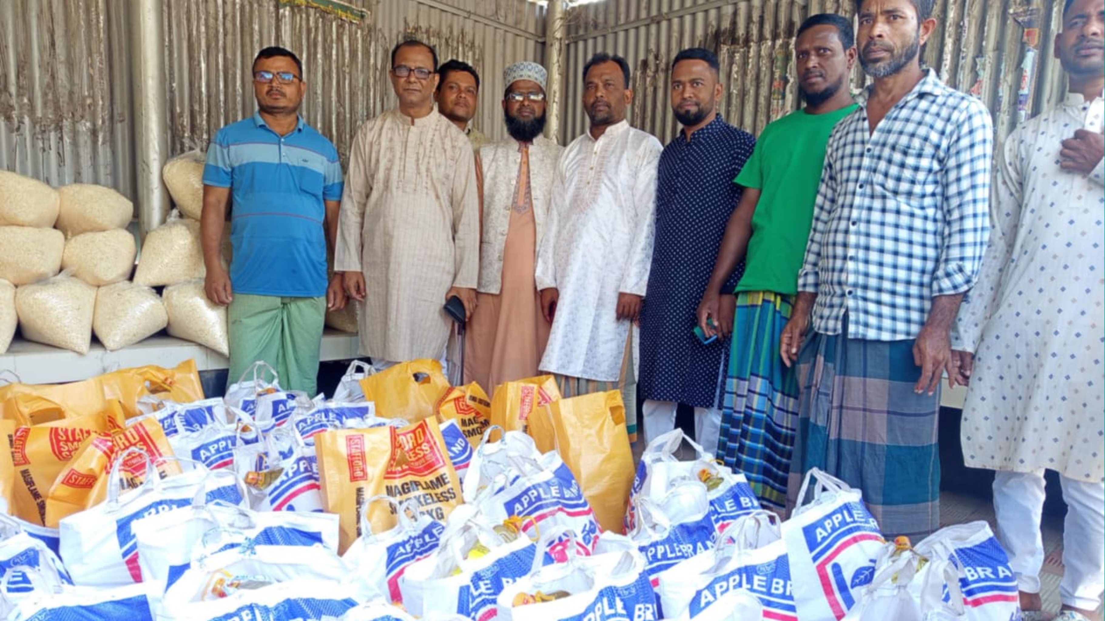 সটাকি সমাজসেবা ফাউন্ডেশনের ইফতার সামগ্রী বিতরণ