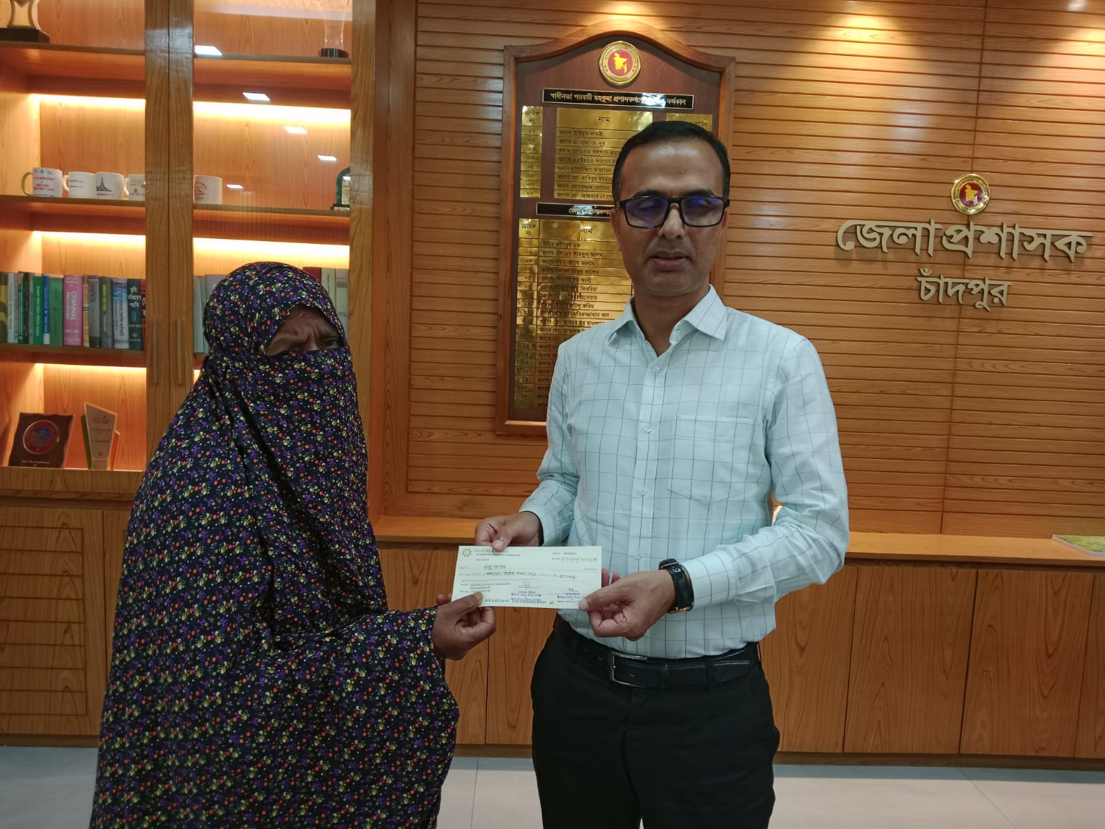 জেলা ক্রীড়া সংস্থার কেয়ারটেকার মরহুম মুজিবুর রহমানের পরিবারকে জেলা প্রশাসনের আর্থিক অনুদান