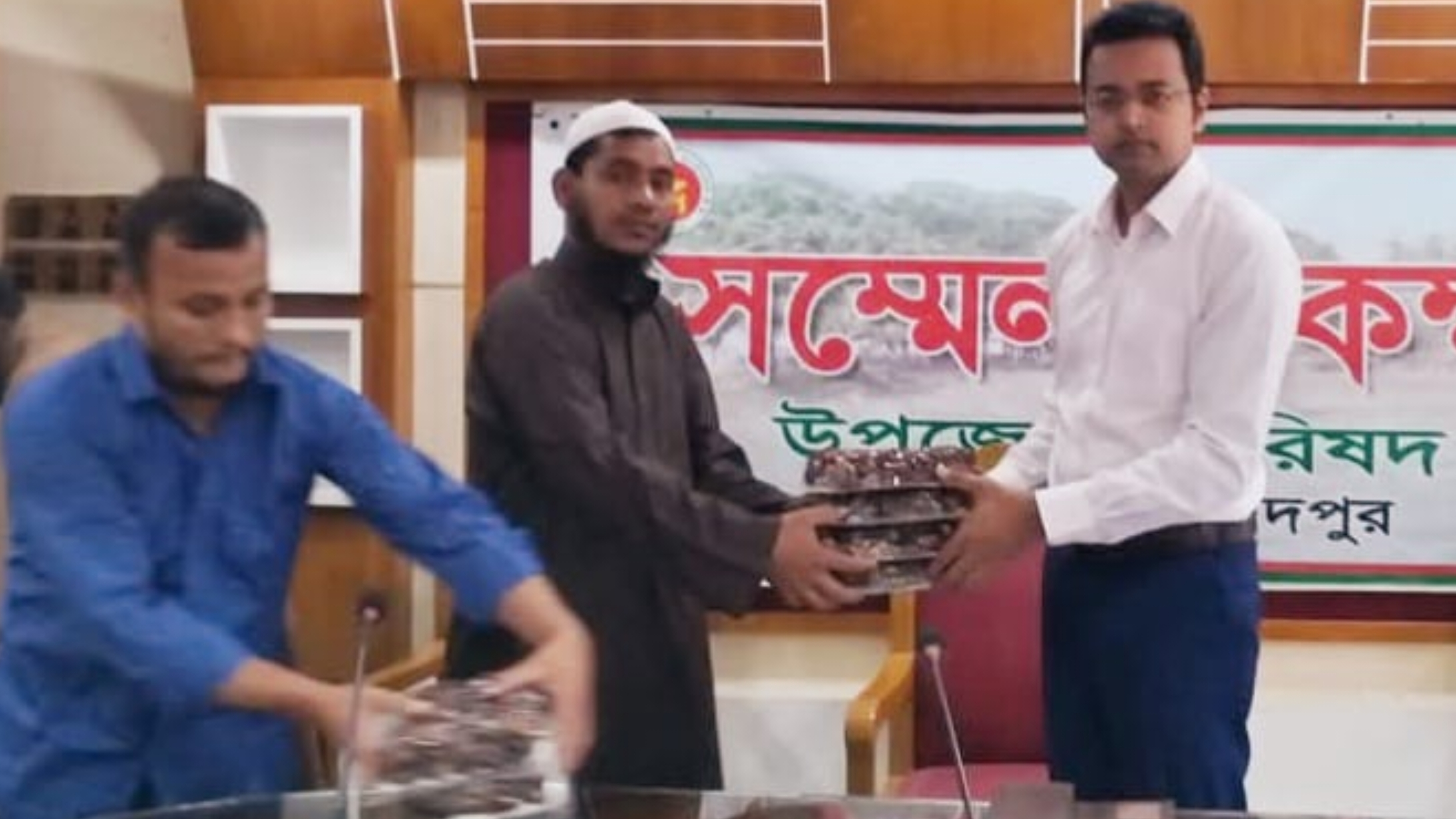 চাঁদপুর সদরের বিভিন্ন এতিমখানায় সৌদির উপহার খেজুর বিতরণ করলেন ইউএনও