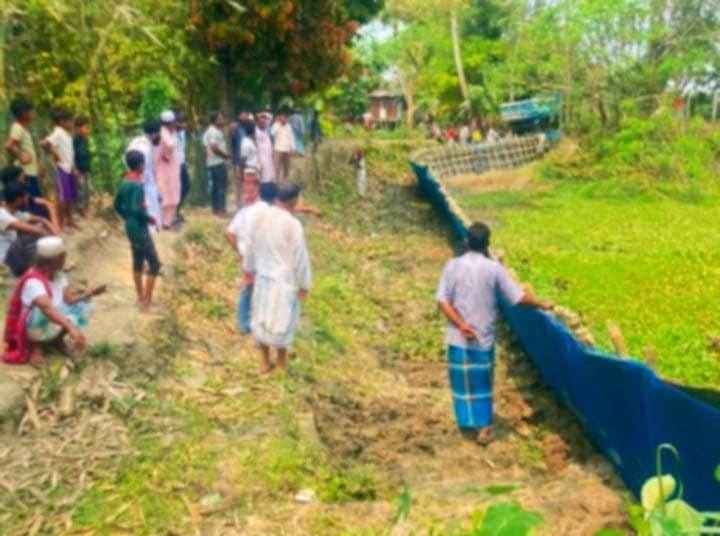 মতলবে আদালতের নিষেধাজ্ঞা অমান্য করে রাস্তা নির্মাণের অভিযোগ