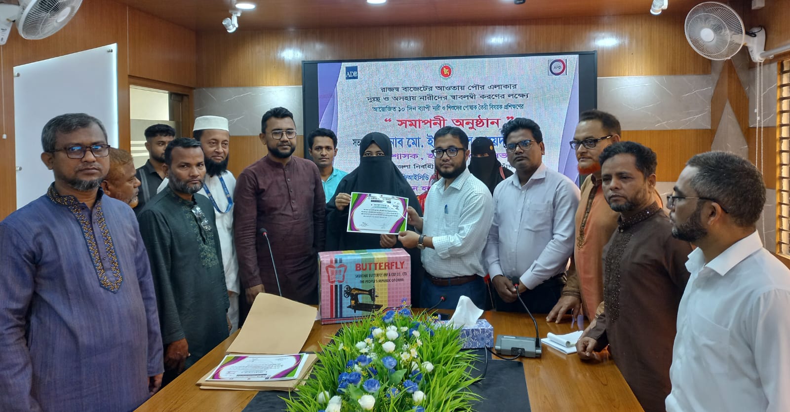হাজীগঞ্জ পৌরসভায় নারীদের পোশাক তৈরি প্রশিক্ষণ সম্পন্ন