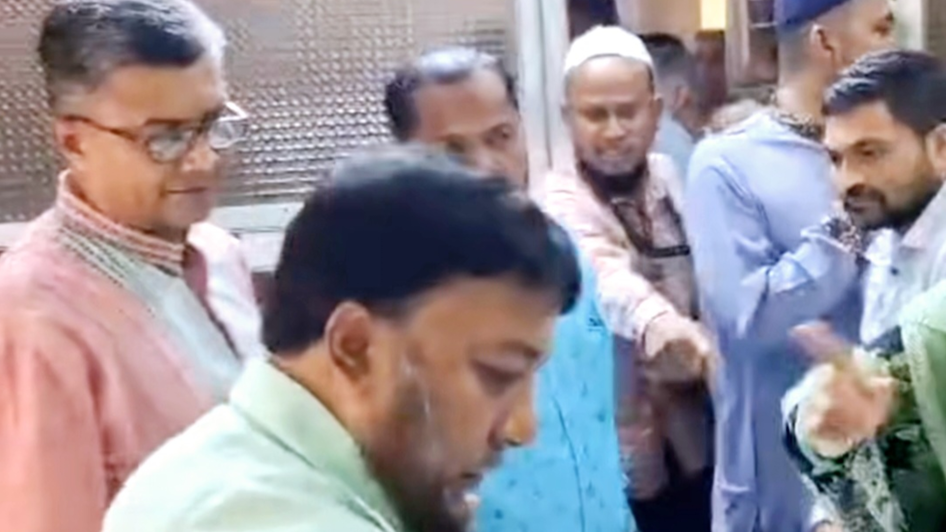 বেতন-বোনাসের দাবিতে চাঁদপুর পৌরসভার কর্মচারীদের বিক্ষোভ