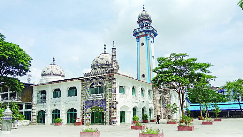 হাজীগঞ্জ ঐতিহাসিক বড় মসজিদে জুমাতুল বিদায় ব্যাপক প্রস্তুতি গ্রহণ