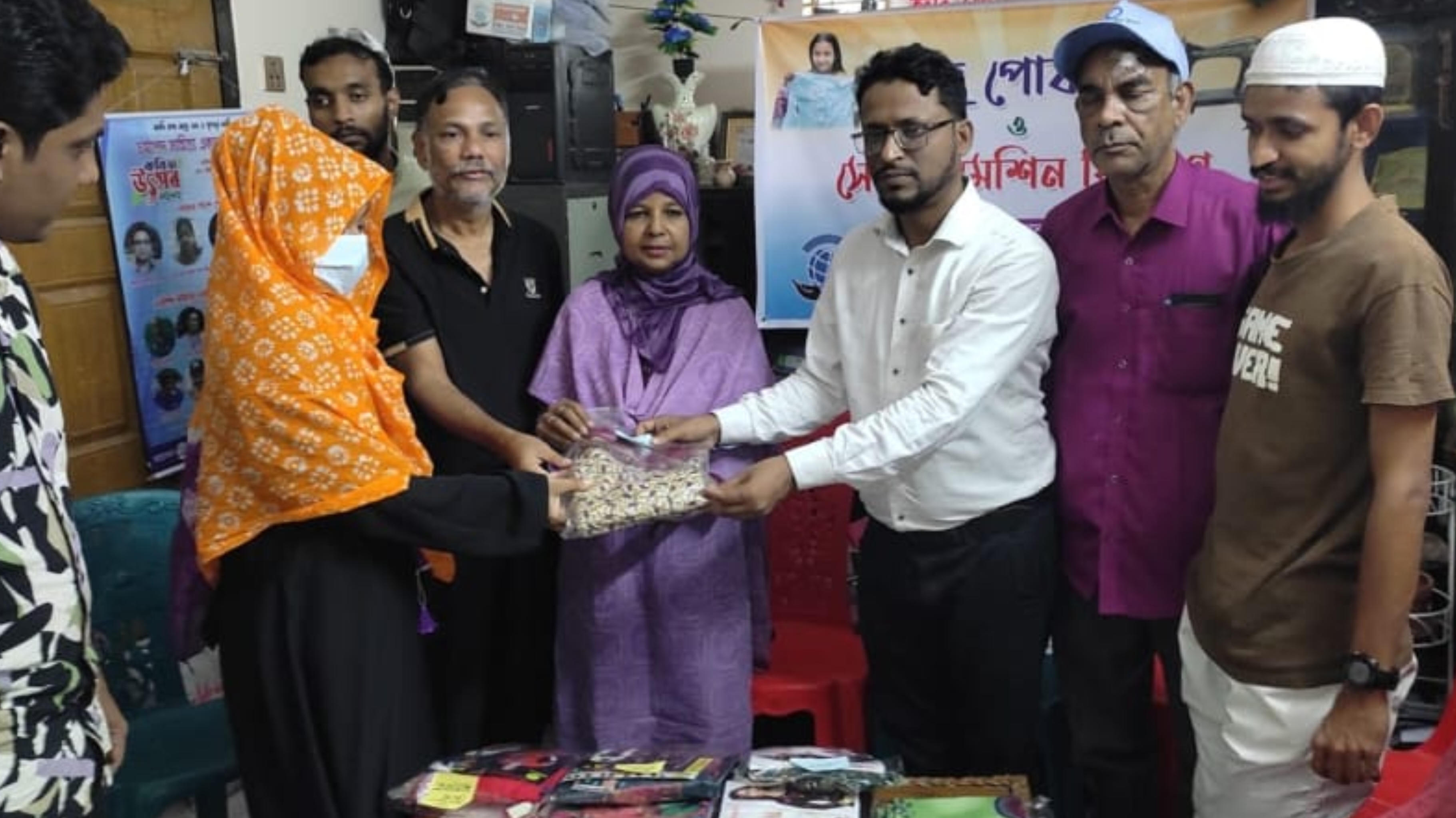 ইয়ুথ ফোরাম বাংলাদেশ ও চর্যাপদ একাডেমির যৌথ উদ্যোগে সেলাই মেশিন ও ঈদের পোশাক উপহার বিতরণ