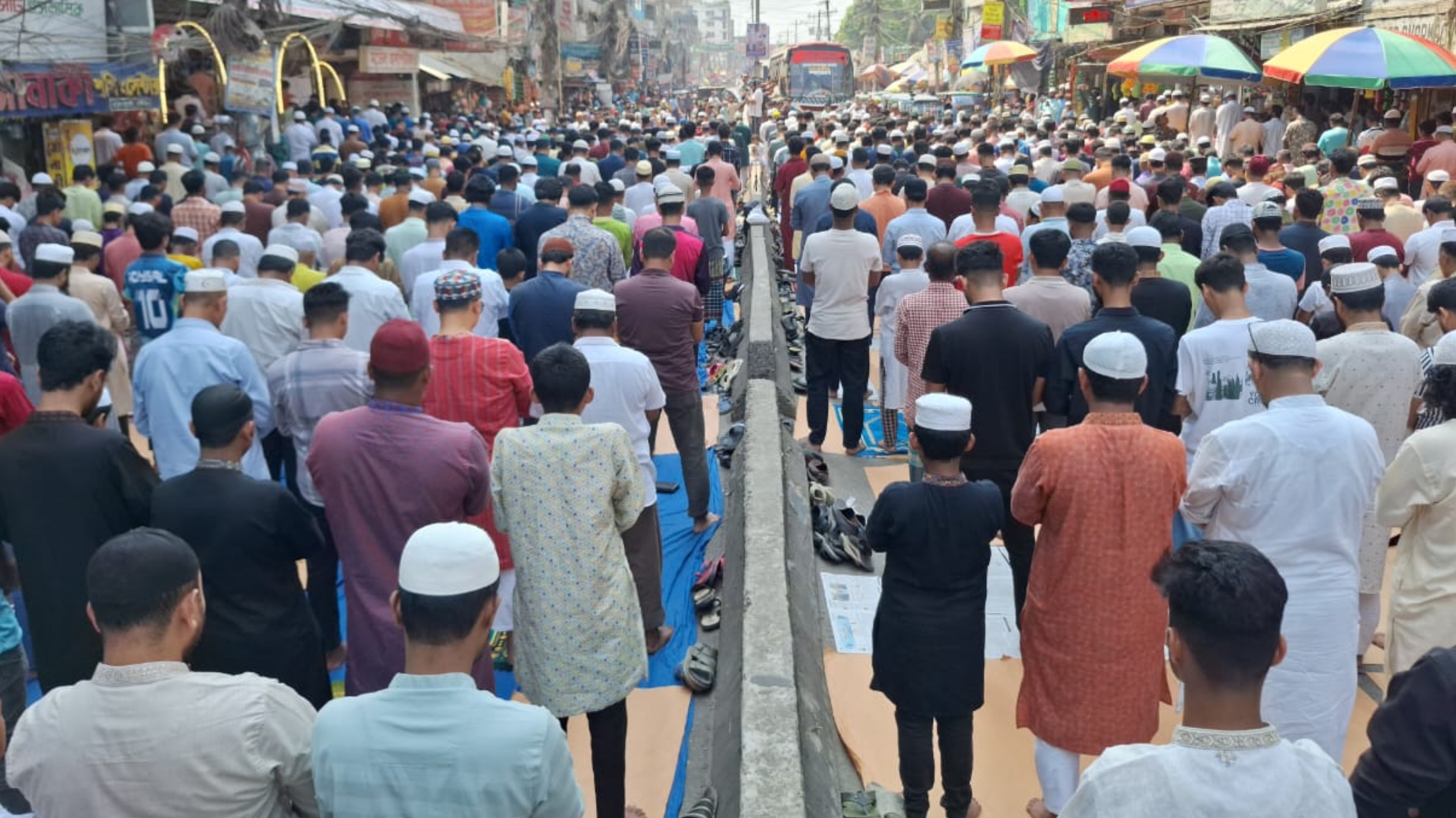 হাজীগঞ্জ ঐতিহাসিক বড় মসজিদে জুময়াতুল বিদার বিশাল জামাত