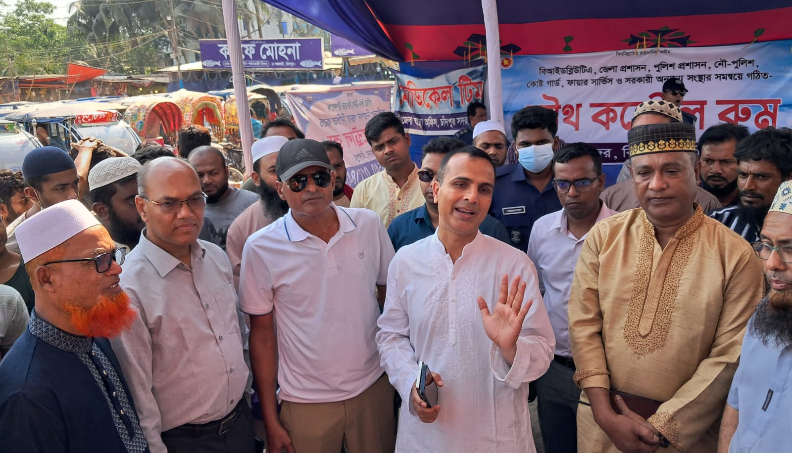 চাঁদপুরে লঞ্চঘাট এলাকা পরিদর্শনে জেলা প্রশাসক ও নৌ মন্ত্রণালয় কর্মকর্তা