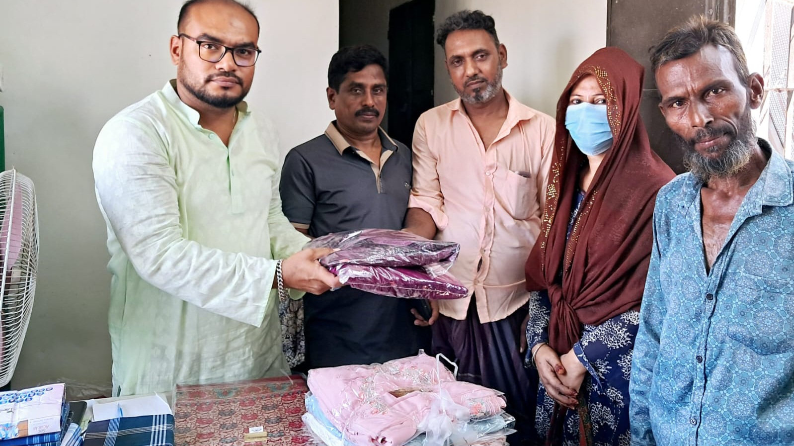 ব্যবসায়ী ফাহিম খানের ঈদ উপহার বিতরণ
