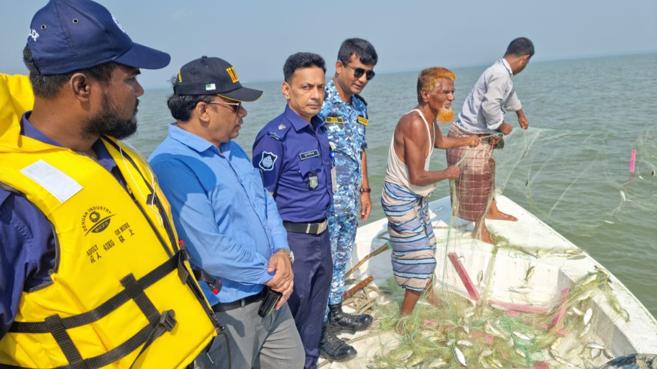 জাল, জাটকা নৌকা ও বাল্কহেডসহ ১৬ জন আটক