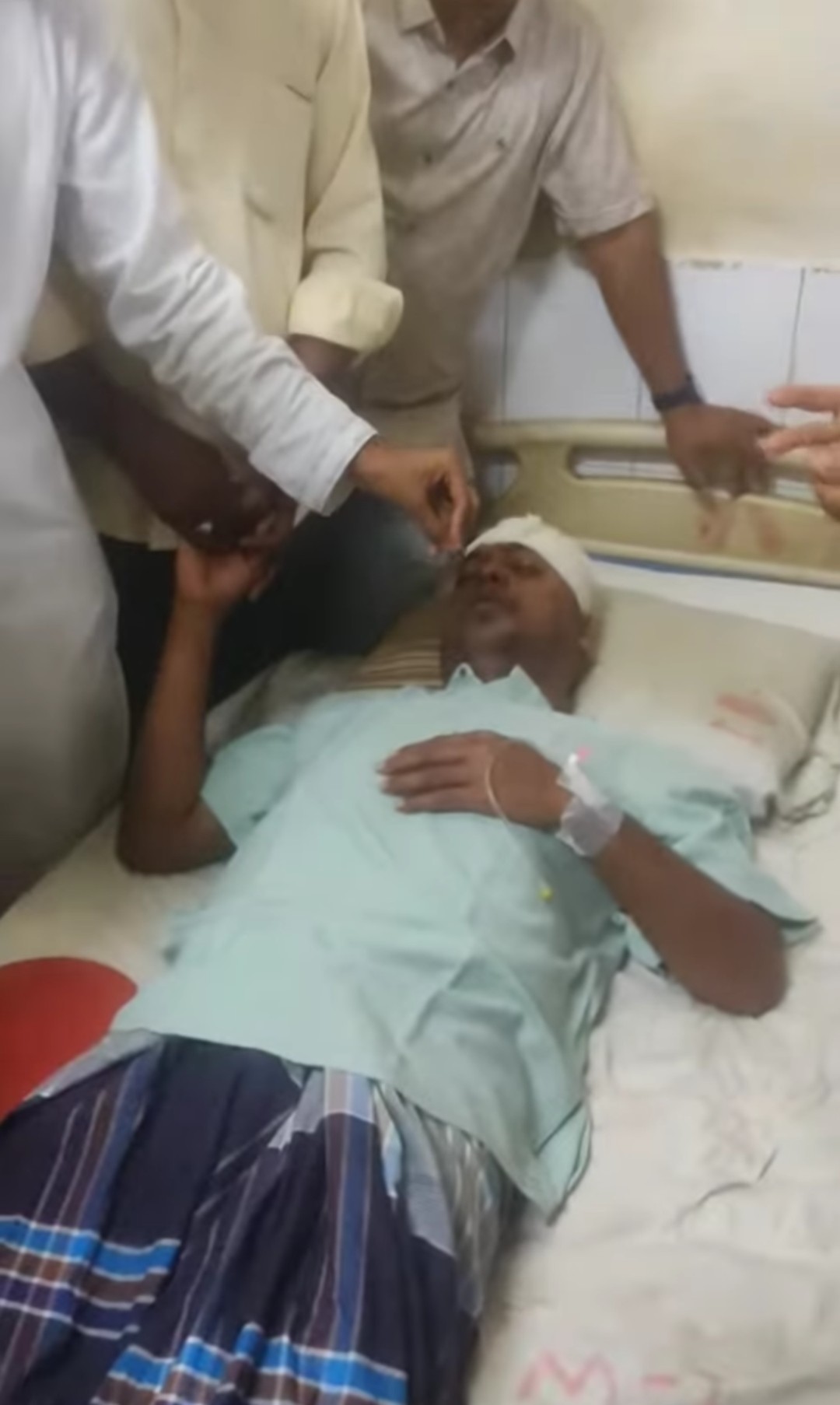 নোয়াখালীতে বিএনপি নেতাকে কোপালেন যুবলীগ-ছাত্রলীগ নেতা-কর্মীরা