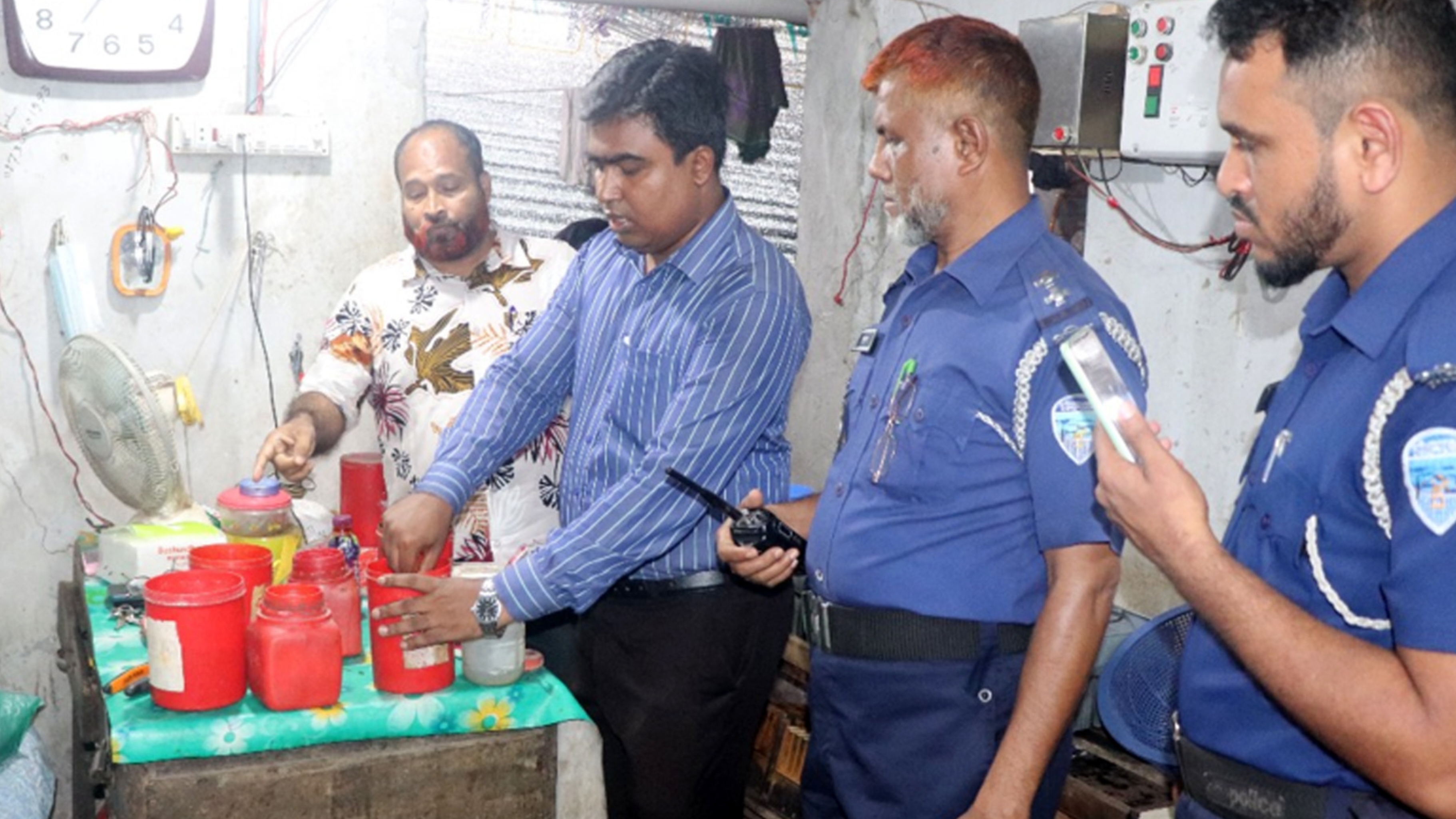 ক্ষতিকর রং মিশিয়ে আইসক্রিম তৈরির দায়ে জরিমানা