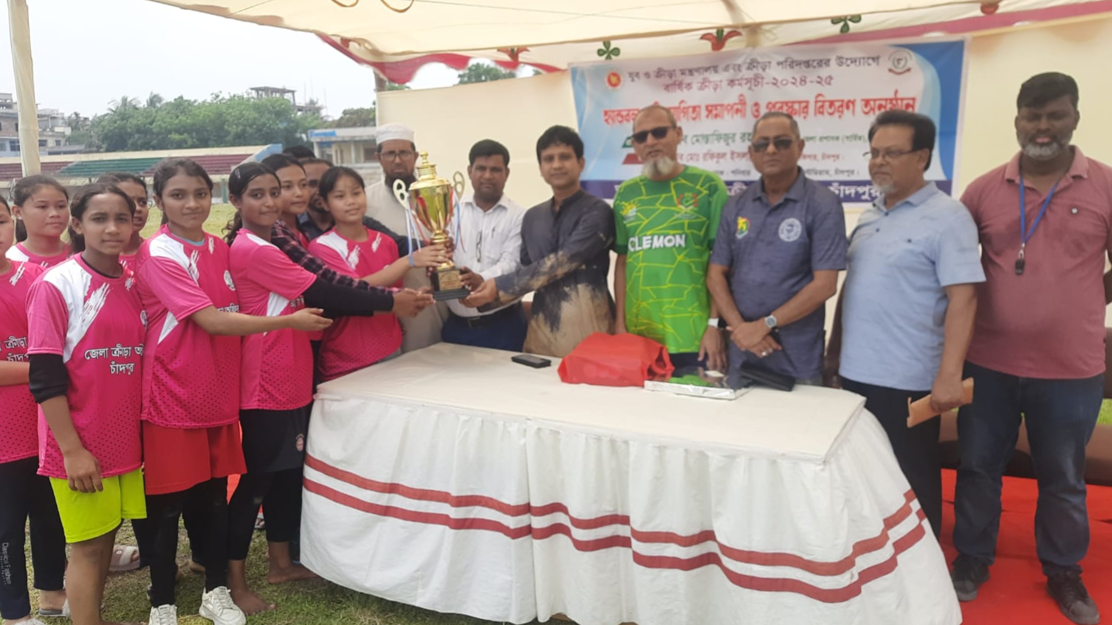 জেলা ক্রীড়া অফিসের আয়োজনে  হ্যান্ডবল প্রতিযোগিতা ও পুরস্কার বিতরণ