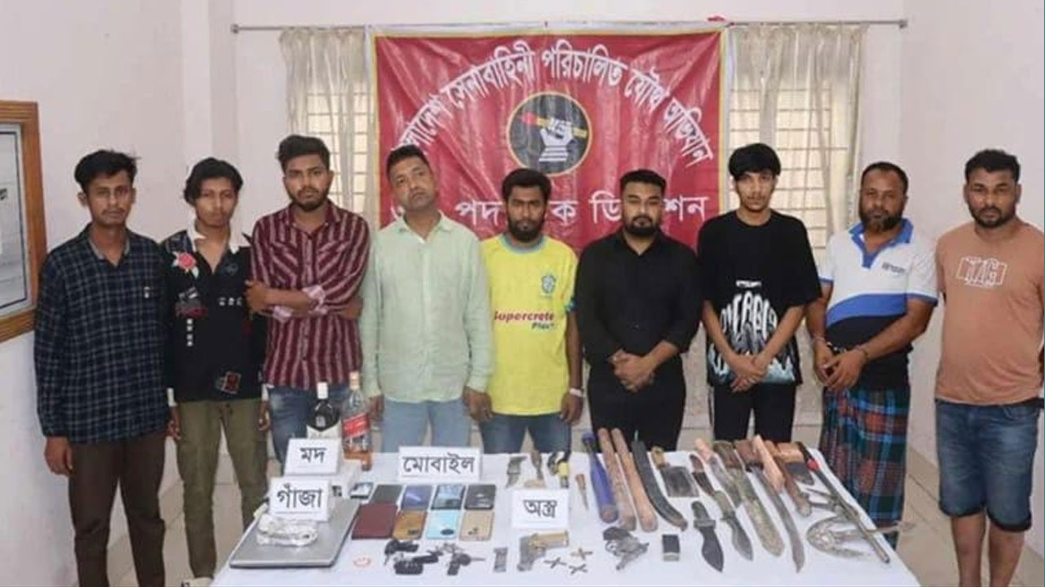 কুমিল্লায় অস্ত্র-মাদকসহ কিশোর গ্যাংয়ের ৯ সদস্য আটক