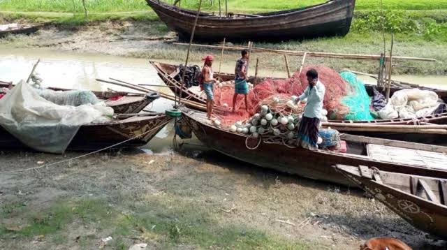 দু মাসের অভয়াশ্রম শেষ : মাছ ধরতে নদীতে এখন জেলেরা