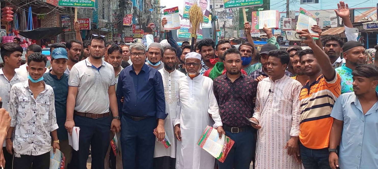 হাজীগঞ্জে ব্যারিস্টার কামালের গণসংযোগ ও লিফলেট বিতরণ