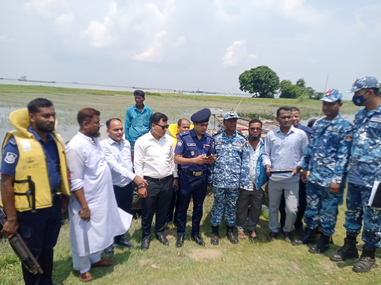 মতলব উত্তরে জব্দকৃত ৭টি জেলে নৌকা নিলামে বিক্রি