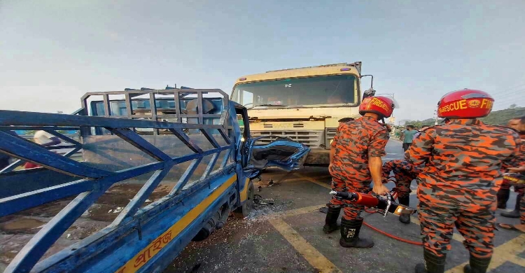 ঢাকা-মাওয়া এক্সপ্রেসওয়েতে ট্রাক-পিকআপ মুখোমুখি সংঘর্ষে গুরুতর আহত ১