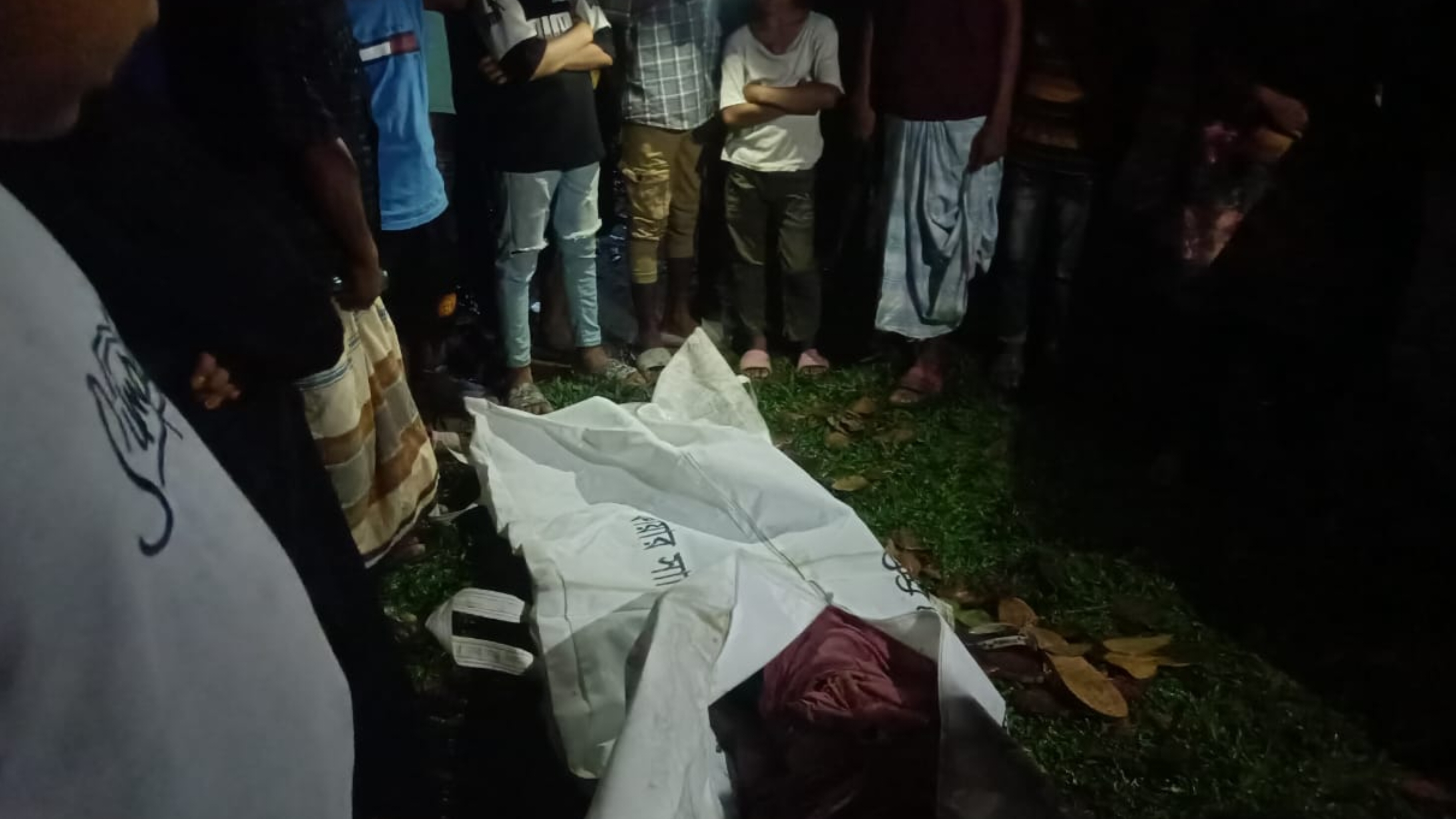 শাহরাস্তির দিঘিতে ভেসে উঠলো অজ্ঞাত নারীর মৃতদেহ