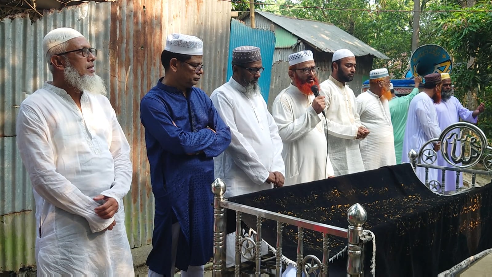 শিক্ষকতা পেশায় তিনি শত শত ছাত্র-ছাত্রীকে শিক্ষার আলোয় আলোকিত করেছেন