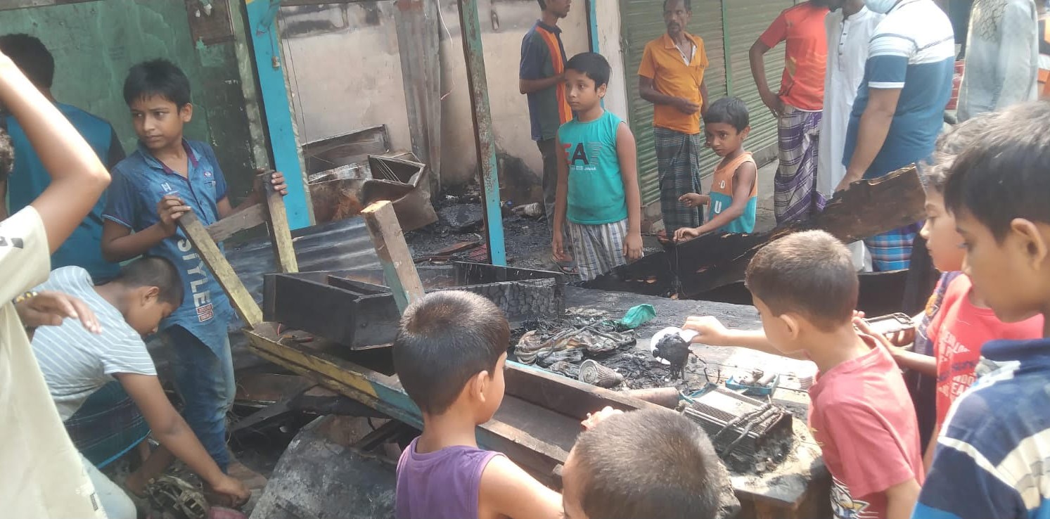 ফরিদগঞ্জে ভয়াবহ অগ্নিকাণ্ডে পুড়লো তিন দোকান ক্ষয়ক্ষতি প্রায় ১৫ লাখ টাকা
