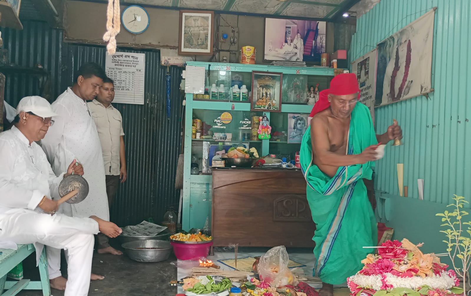 পুরাণবাজার শেখর পালের ব্যবসা প্রতিষ্ঠানে শ্রী নারায়ণ পূজা