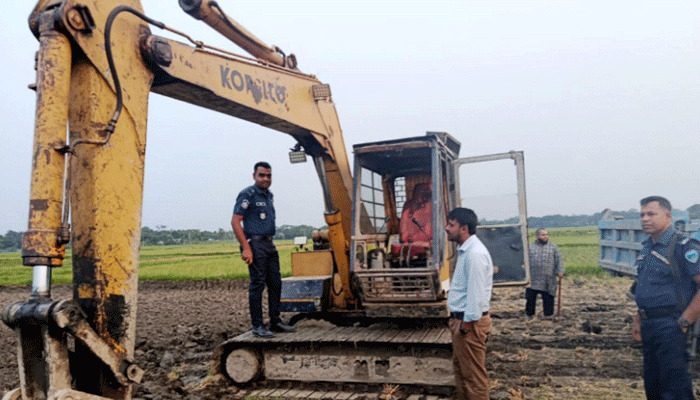 শাহরাস্তিতে কৃষি জমির টপ সয়েল বিক্রির দায়ে ব্যবসায়ীর অর্থদণ্ড