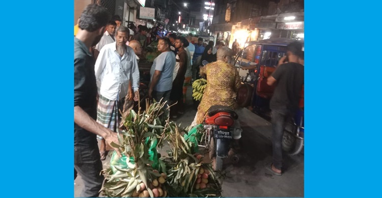 অভিভাবকহীনতায় চাঁদপুর শহরের পুরোটাই হকারদের দখলে