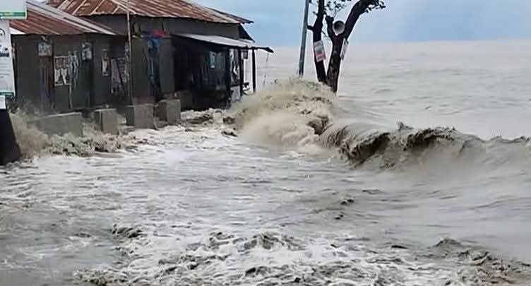 নোয়াখালীতে বৃষ্টি ও জোয়ারের পানিতে দুর্ভোগ-আতঙ্ক
