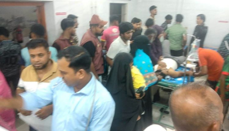 কোরবানির পশুতে প্রায় শতাধিক আহত