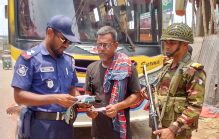 হাজীগঞ্জে যৌথবাহিনীর হস্তক্ষেপে বাড়তি ভাড়া ফেরত পেলো যাত্রীরা