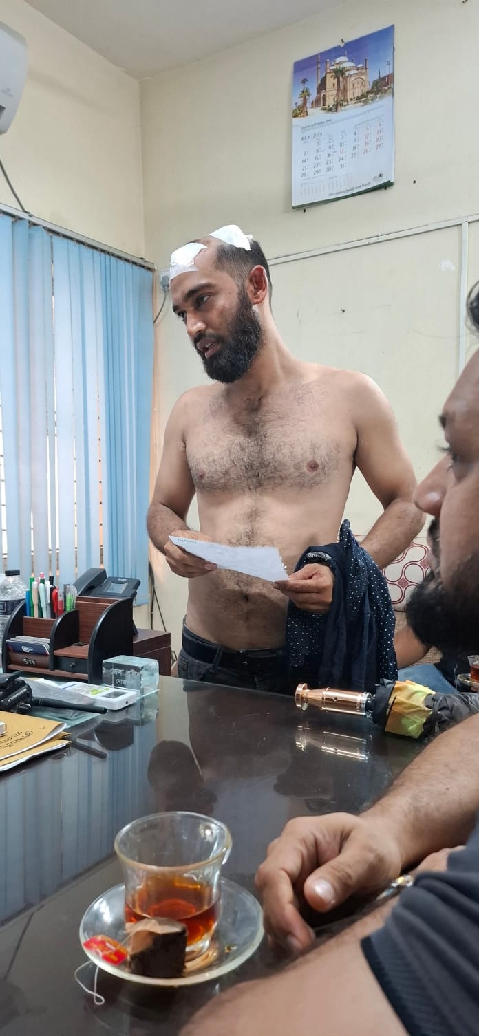 বাসে বেশি ভাড়া নেয়ার প্রতিবাদ করায় মাথা ফাটানো হলো যাত্রীর