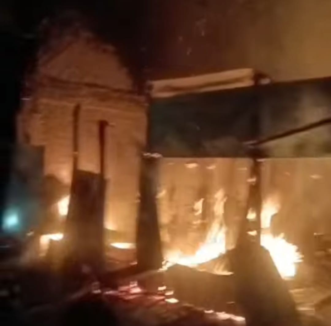 শাহরাস্তিতে আগুনে পুড়ে গেছে দুটি দোকান