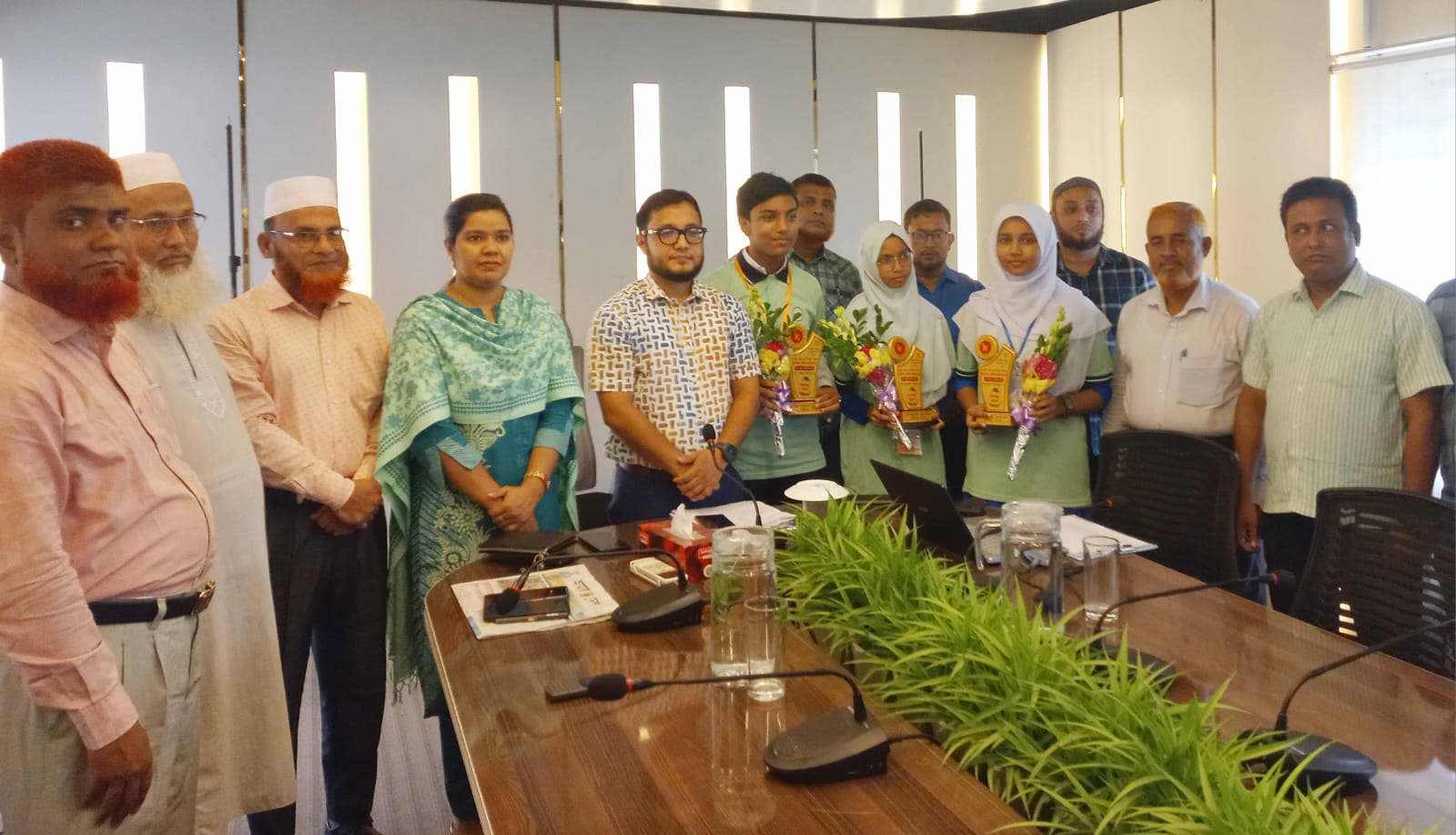 ইউএনও'র সংবর্ধনা পেলাে জাতীয় পর্যায়ে সাফল্য অর্জন করা হাজীগঞ্জ সরকারি পাইলটের তিন শিক্ষার্থী
