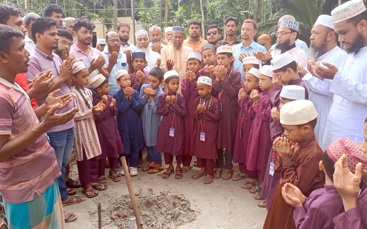 ফরিদগঞ্জে আস-সালাম জামে মসজিদ নির্মাণ কাজের শুভ উদ্বোধন