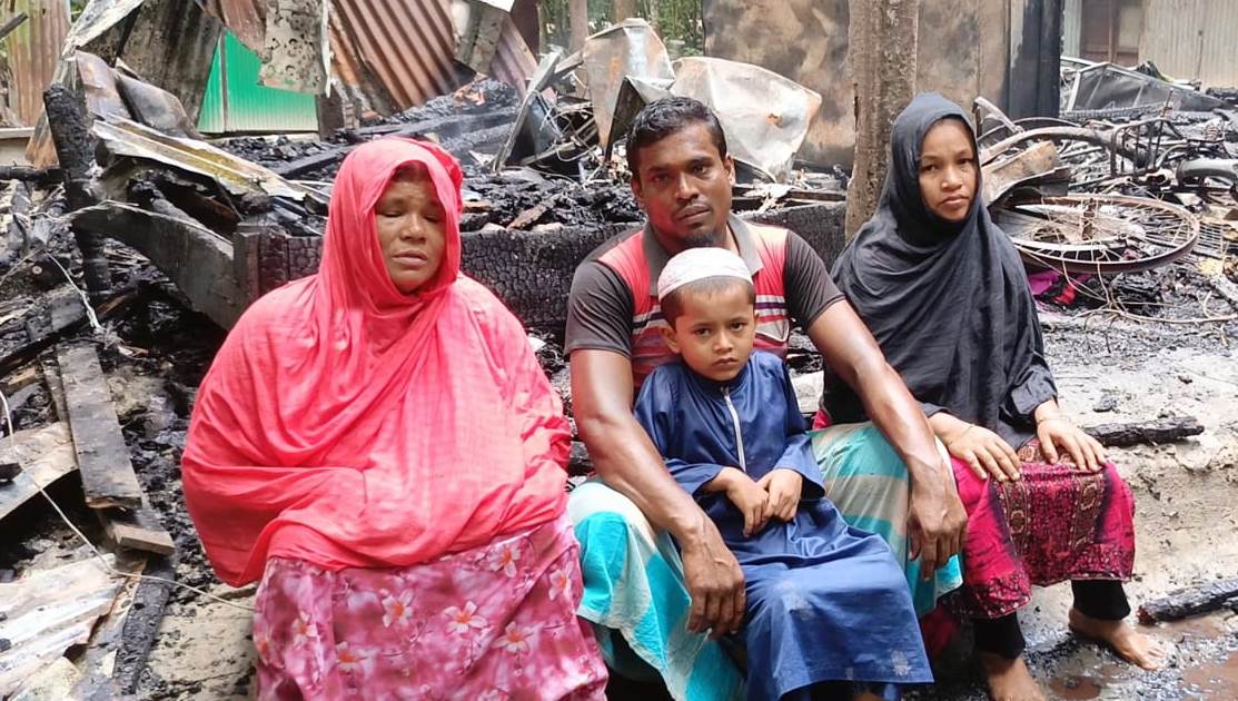 বসতঘর হারিয়ে  খোলা আকাশের নিচে দিনমজুরের পরিবার