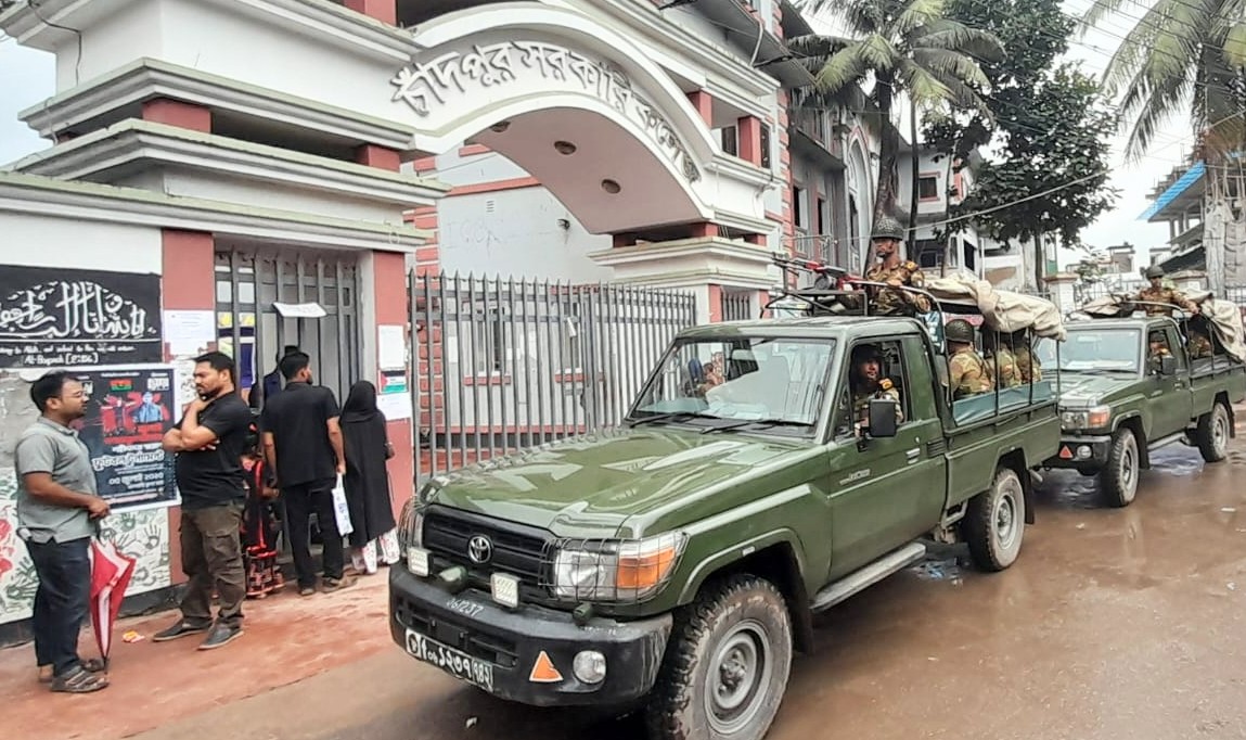 যৌথবাহিনী কর্তৃক চাঁদপুর সদরের পরীক্ষা কেন্দ্রে সুষ্ঠু ও শান্তিপূর্ণ পরিবেশ নিশ্চিতকরণ