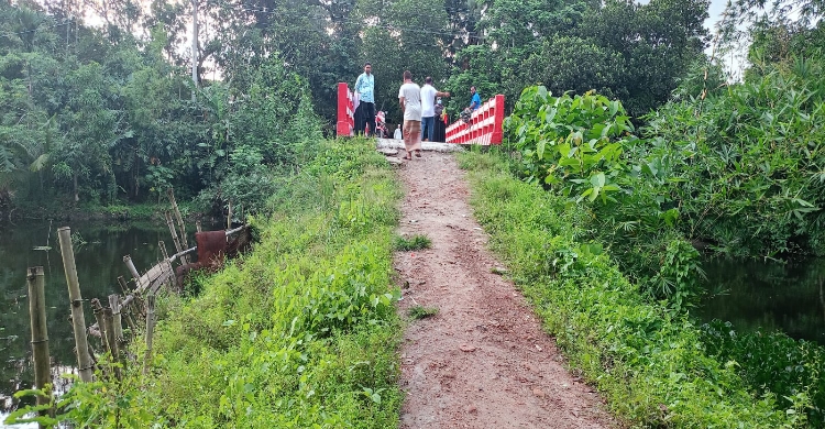 বালিথুবায় কোটি টাকার ব্রিজের অ্যাপ্রোচ সড়ক না করেই বিল নিয়ে উধাও ঠিকাদার!