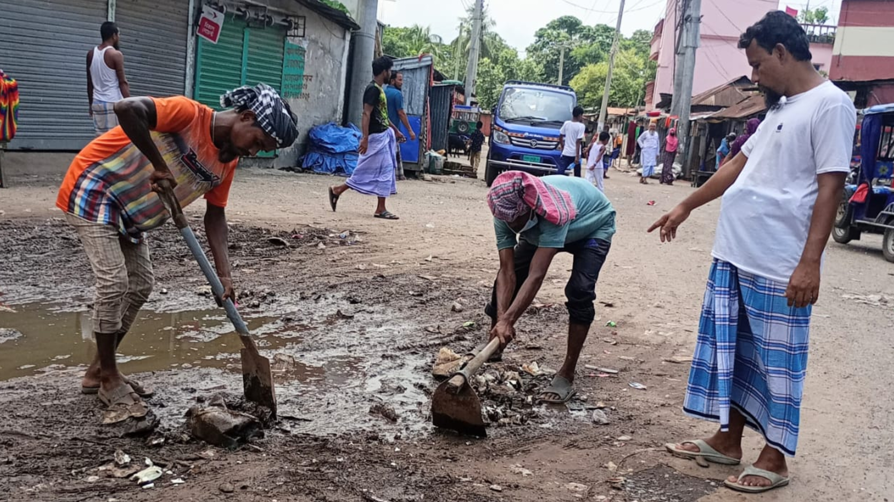 ডাস্টবিন না থাকার পরও পরিচ্ছন্নতা কর্মীদের তৎপরতায় আর্বজনা অপসারণ