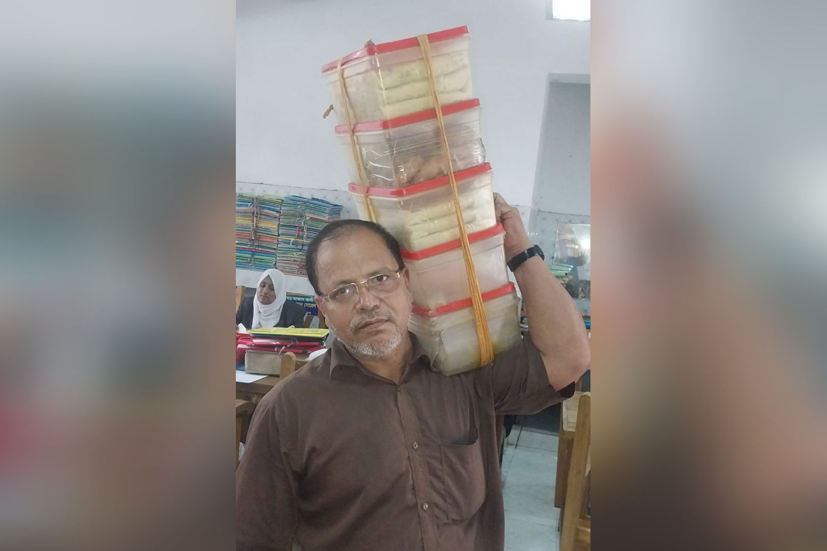 কুমিল্লায় বারো মাস পিঠা বিক্রি করে সংসার চলে পুরাণবাজারের মিন্টু ঘোষের