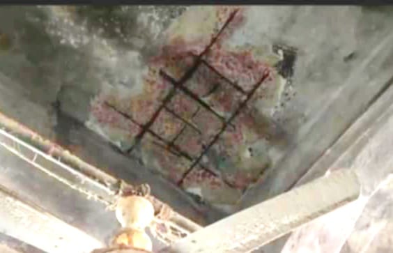 পালবাজারে পুরানো ছাদের ঢালাই ধসে পড়লো গোশতের দোকানে।। আহত মাছ ব্যবসায়ী