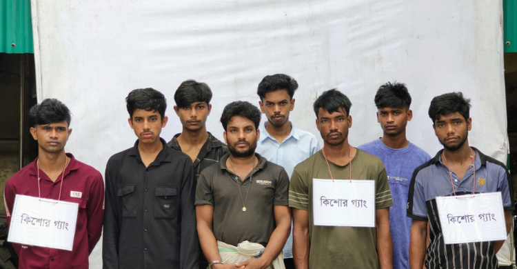 হাজীগঞ্জে যৌথবাহিনীর অভিযানে ৮ কিশোর গ্যাং সদস্য আটক