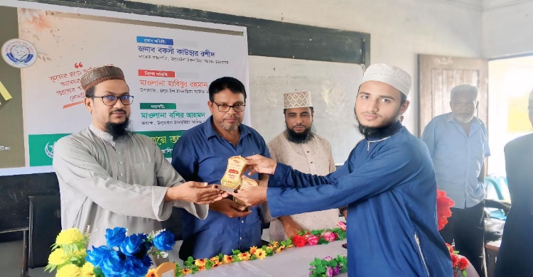 উলুয়াইল ইসলামিয়া আলিম মাদরাসায় দাখিল পরীক্ষায় কৃতকার্য শিক্ষার্থীদের সংবর্ধনা