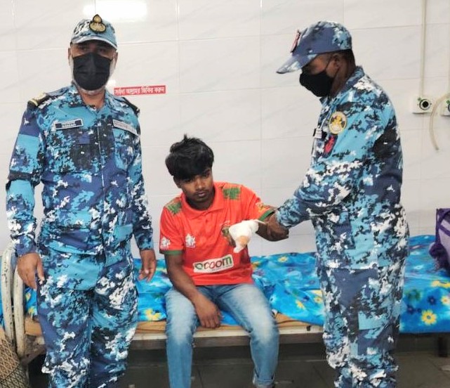 লাইটার জাহাজের আহত ক্রুকে কোস্ট গার্ডের জরুরি চিকিৎসা সহায়তা
