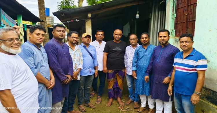 শ্রীমঙ্গলে সড়ক দুর্ঘটনায় আহত বিএনপি কর্মীর পাশে হাজী মুজিব
