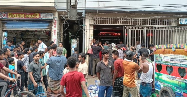 শাহরাস্তিতে ভুল চিকিৎসায় রোগী মৃত্যুর ঘটনায় হাসপাতালে ভাংচুর ও তালা