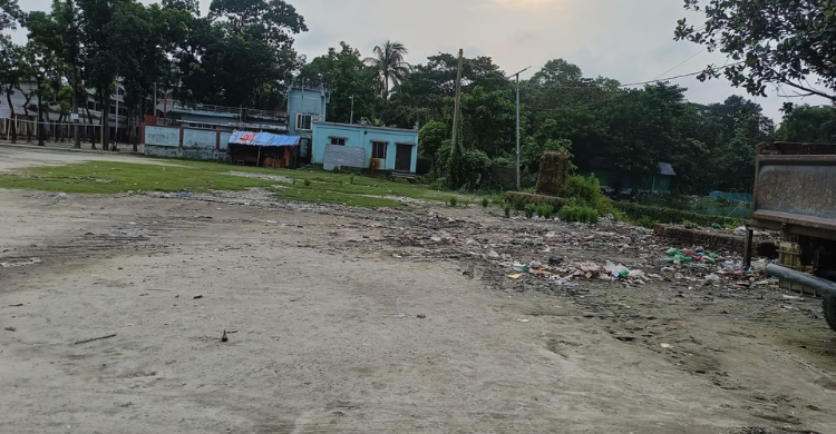 শাহরাস্তিতে স্কুল মাঠ থেকে ময়লা অপসারণ