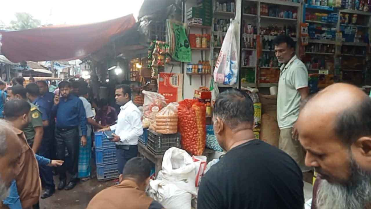 মতলব বাজারে ফুটপাত দখলমুক্ত করতে উচ্ছেদ অভিযান