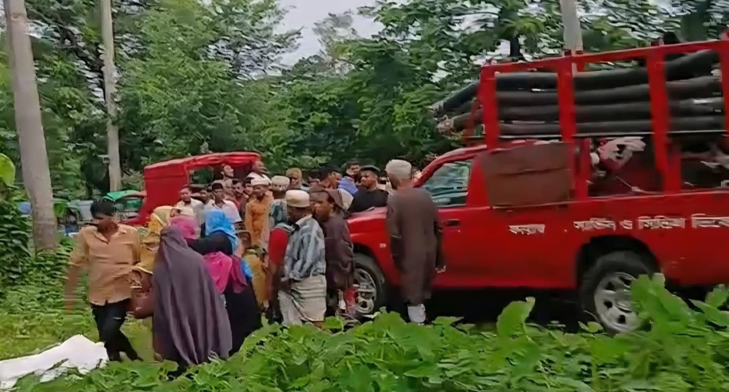 মাইক্রোবাস খালে পড়ে একই পরিবারের ৭জনের মৃত্যু