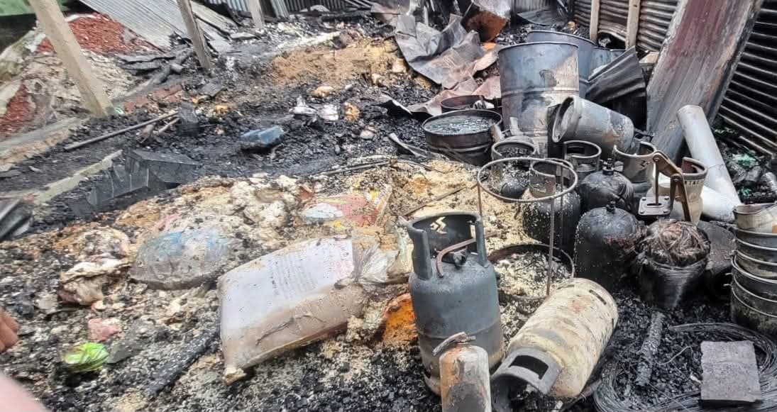হাজীগঞ্জে রাতের আগুনে পুড়লো দু ব্যবসা প্রতিষ্ঠান