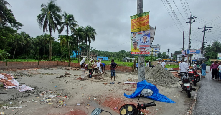 রায়পুরে নিষেধাজ্ঞা অমান্য করে সড়কের পাশের ৫ কোটি টাকার জমি দখলের অভিযোগ
